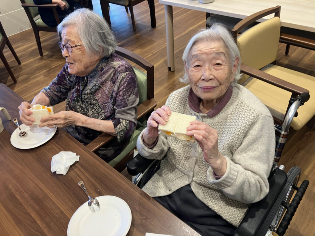 フルーツサンドを食べる女性達