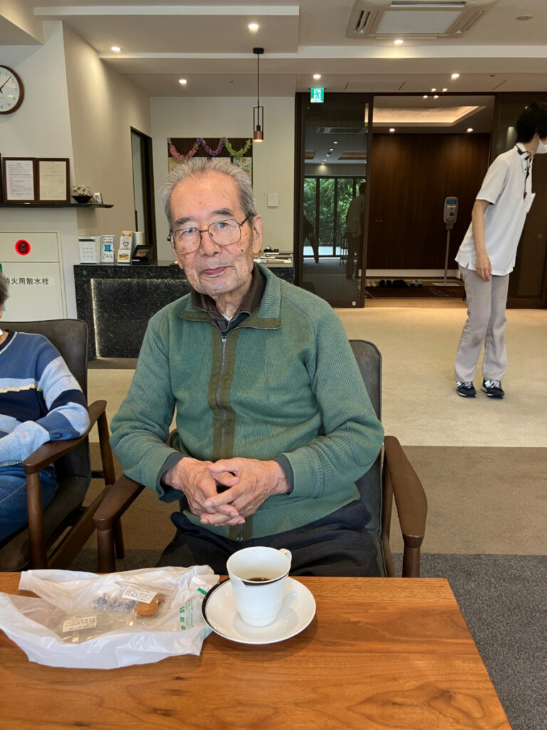 珈琲を飲みながらくつろぐ男性