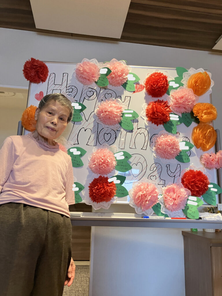 母の日カーネーションの飾りと女性