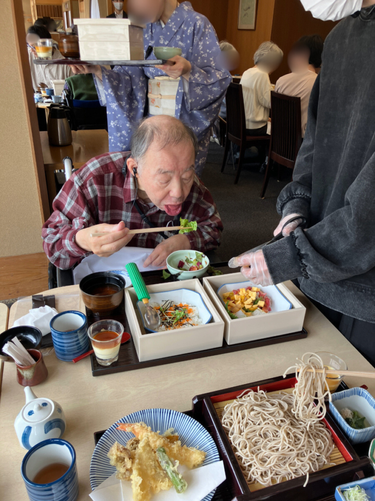 お寿司ランチを楽しむご入居者