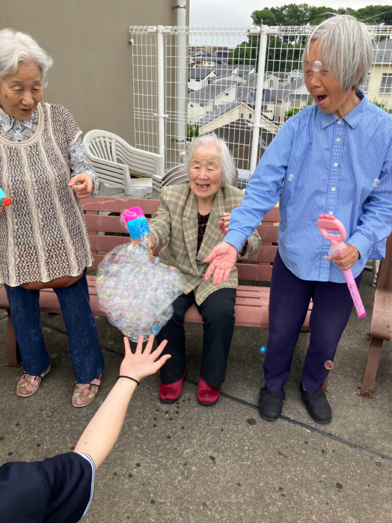 シャボン玉で遊ぶご入居者の様子