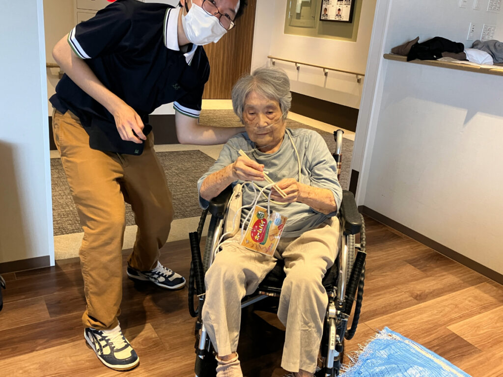 宝釣りレクリエーションでお宝を釣り上げる様子