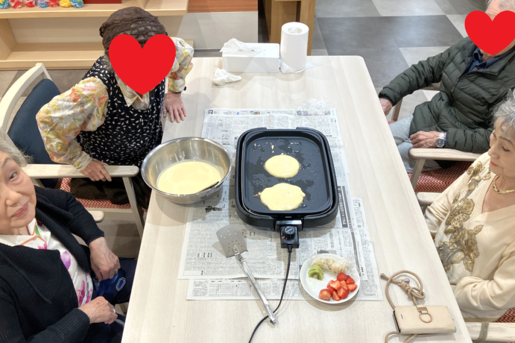 ホットケーキが焼けるのを待つご入居者