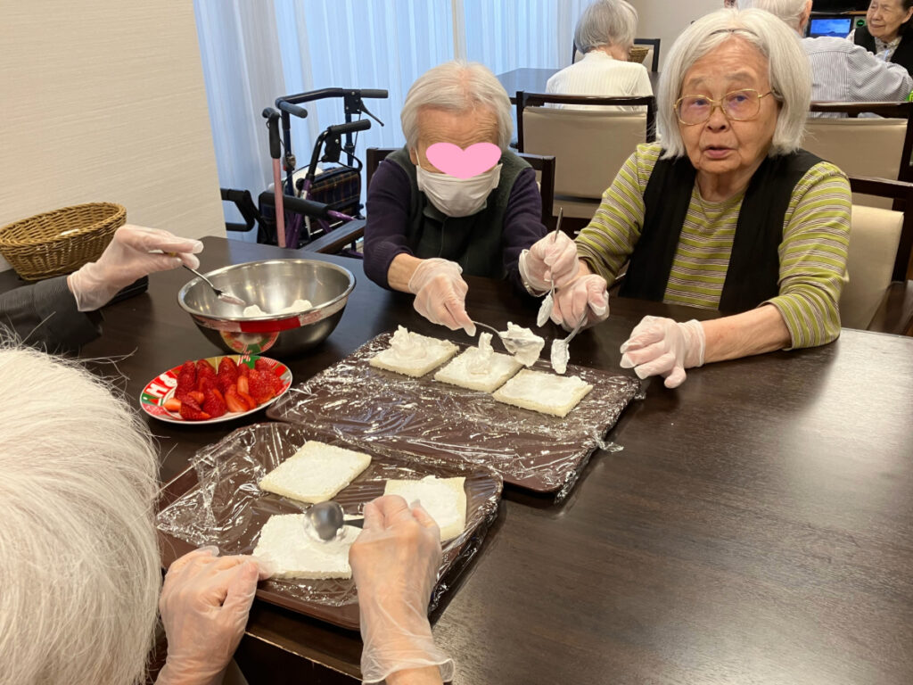 おやつレクリエーション フルーツサンド作りの様子