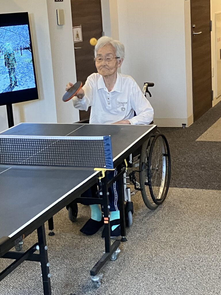 卓球を楽しむ女性