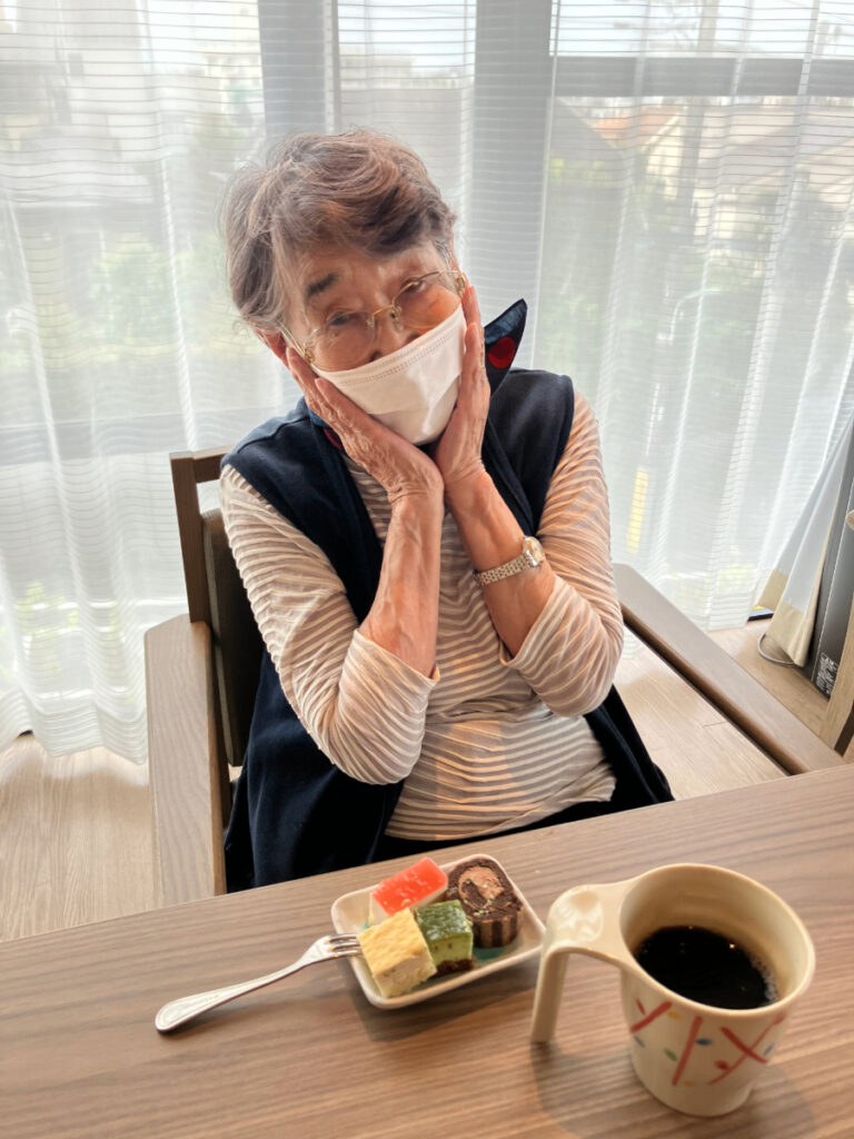 ケーキバイキングで笑顔のご入居者の様子
