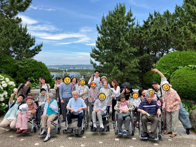 八景島にて笑顔で集合写真の様子