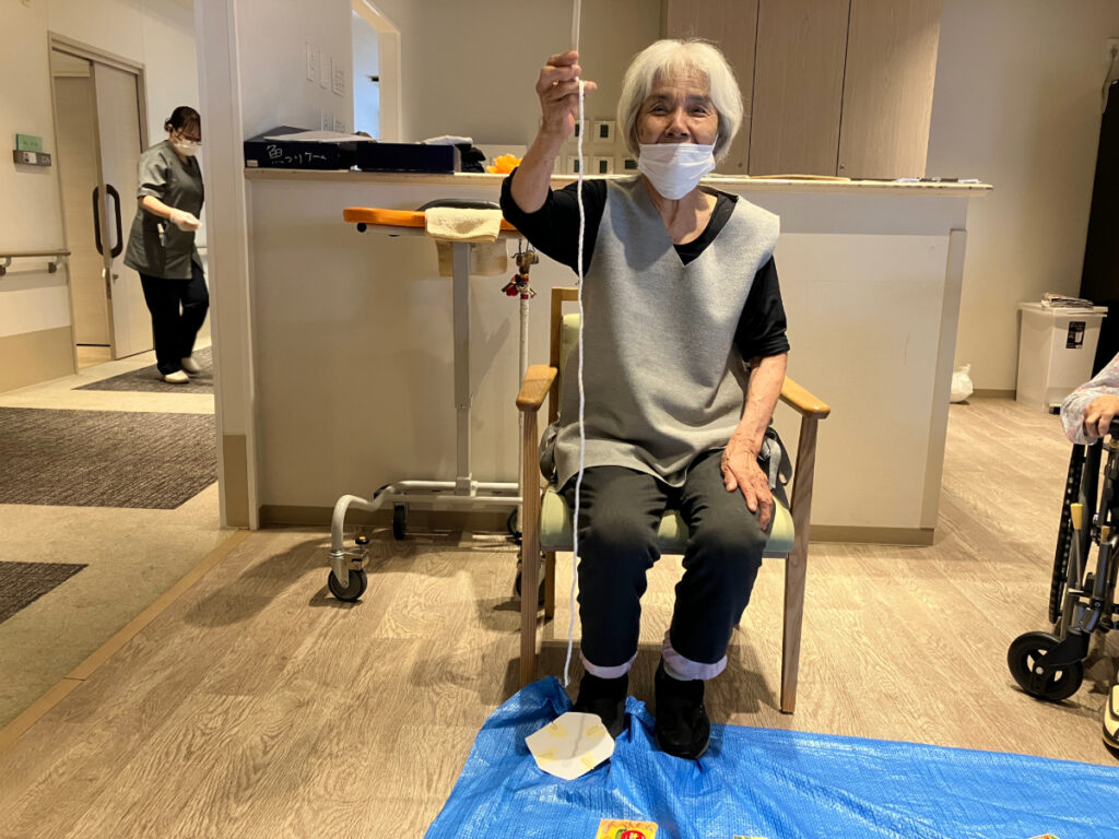 宝釣りレクリエーションでお宝を釣り上げる様子