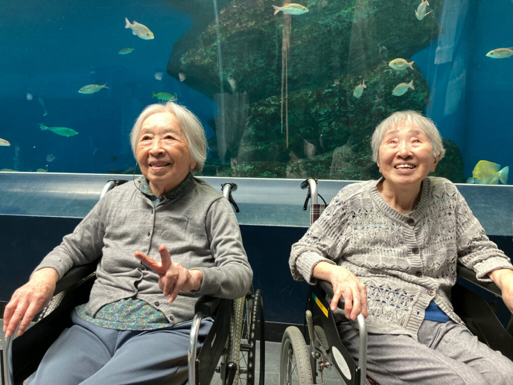 水族館で魚を見上げて笑顔の様子