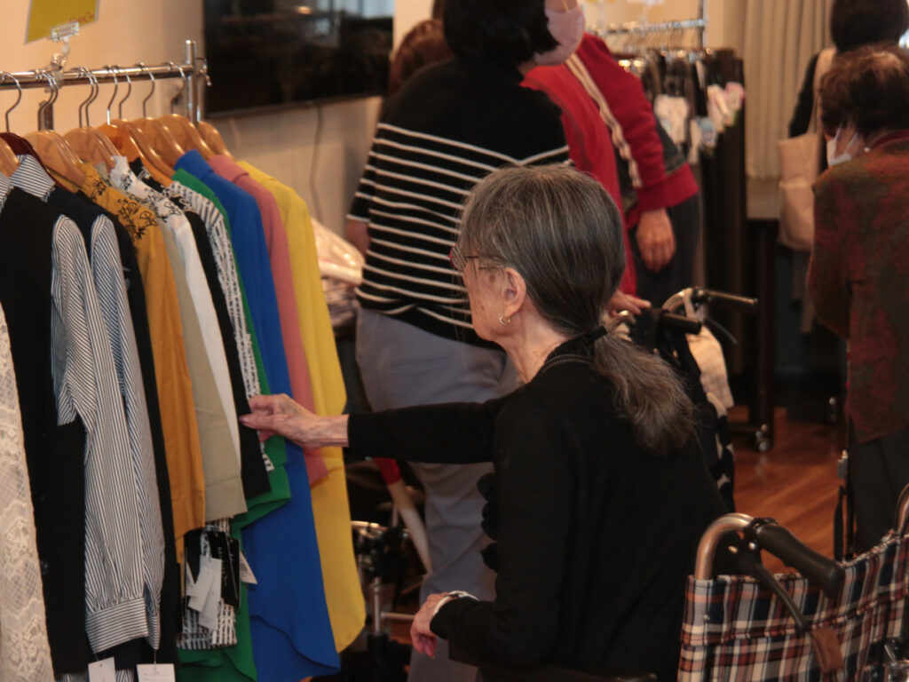訪問ブティック 洋服を選ぶご入居者の様子