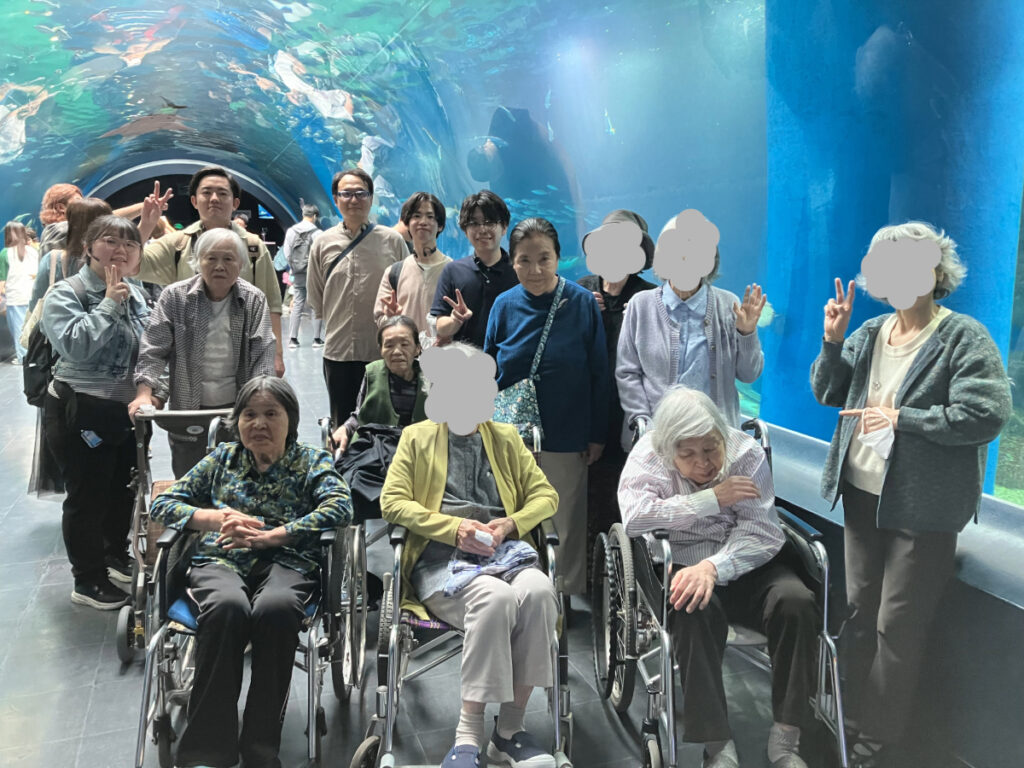 水族館でみんなで集合写真