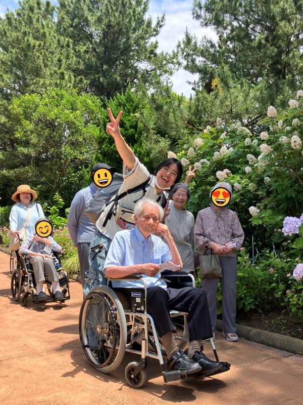 八景島にてあじさい祭りを楽しむ様子