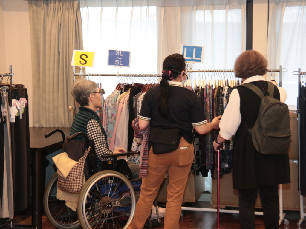 品揃え豊富な訪問ブティックでお買い物を楽しむご入居者