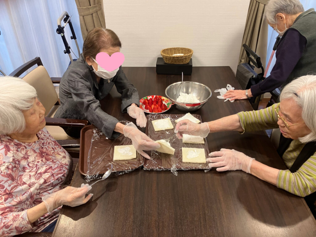 おやつレクリエーション フルーツサンド作りの様子