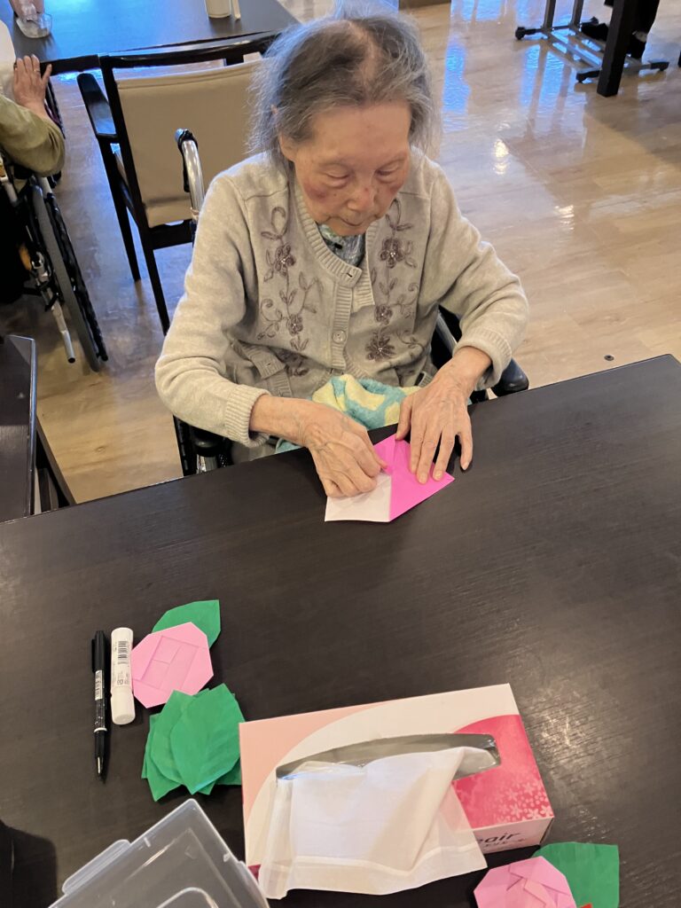 折り紙を折る女性