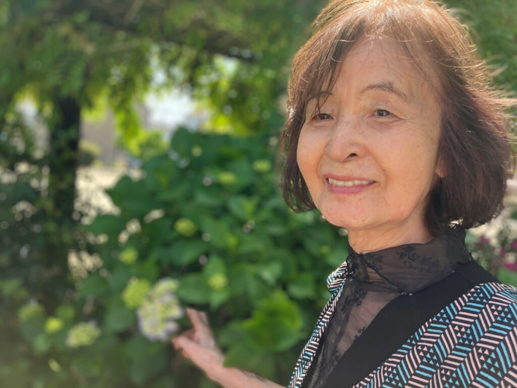 子供たちを優しく見守るご入居者