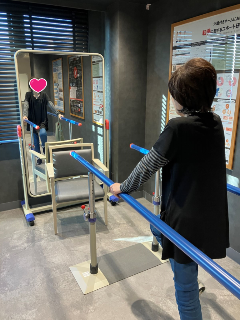 ホーム内のジムでトレーニングする様子