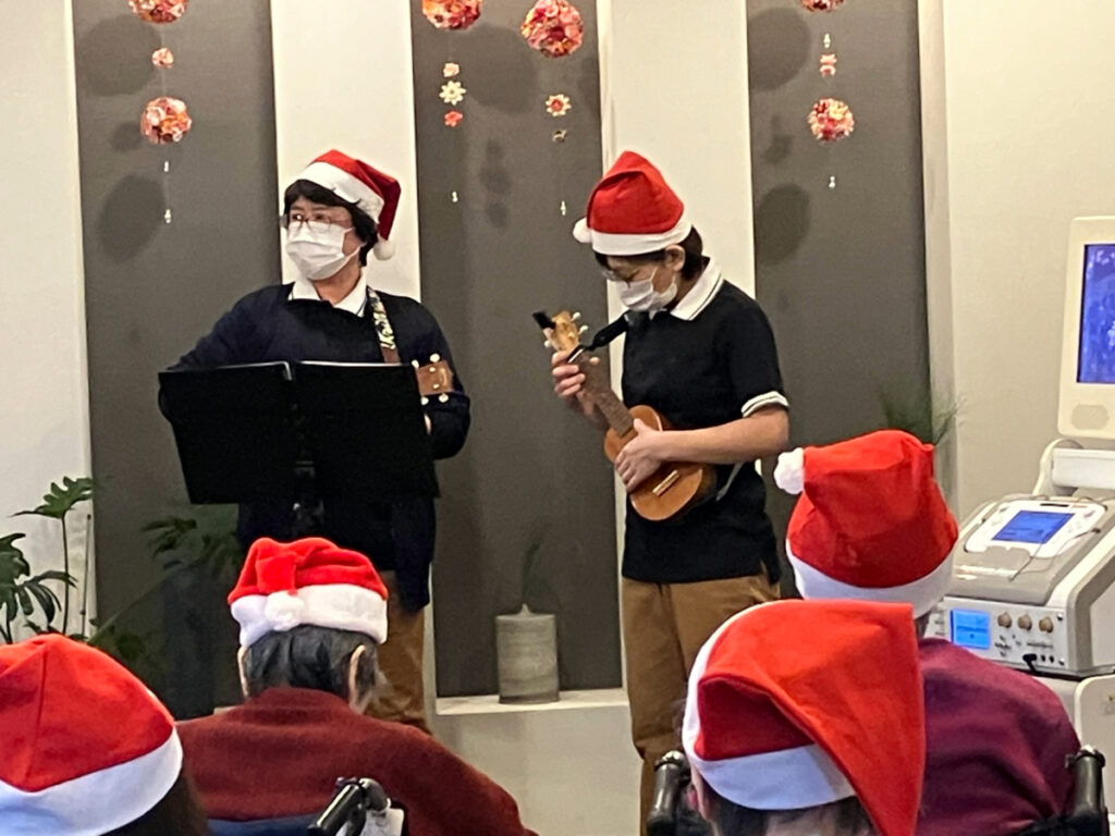クリスマスイベントでのウクレレ演奏の様子