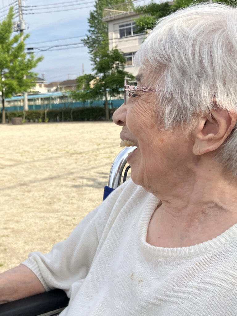 元気いっぱいの子供たちをみて笑顔のご入居者