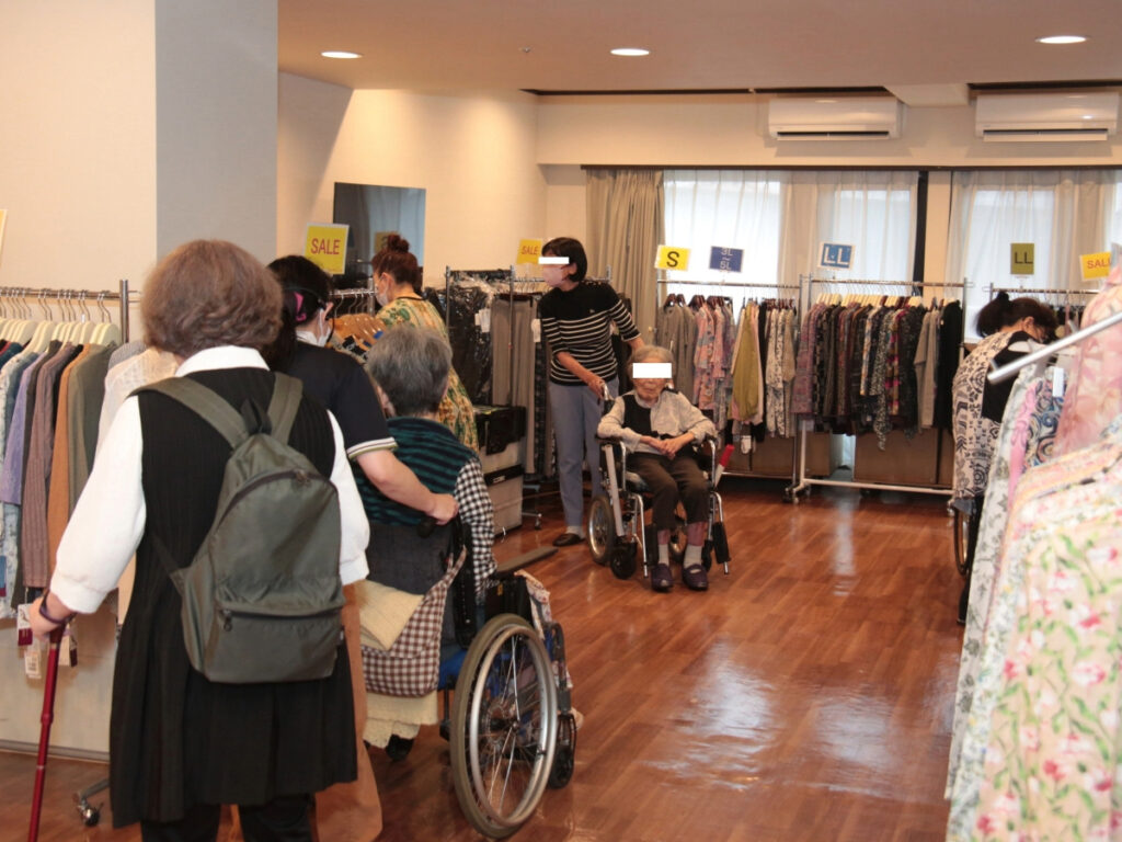 品揃え豊富な訪問ブティックでお買い物を楽しむご入居者