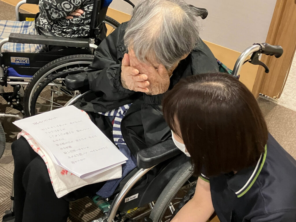 感動のあまり涙するご入居者