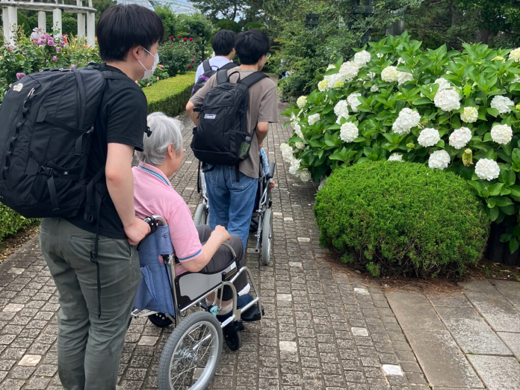 八景島であじさい祭りを楽しむ様子