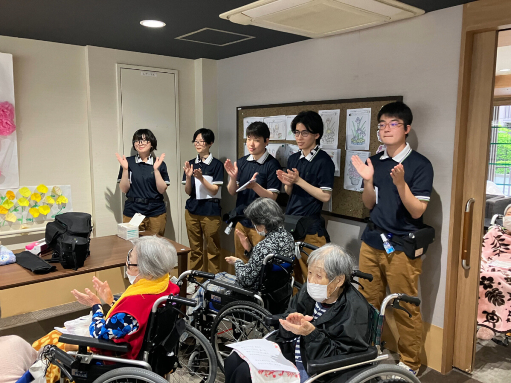手拍子をしながら演奏会を楽しむ様子