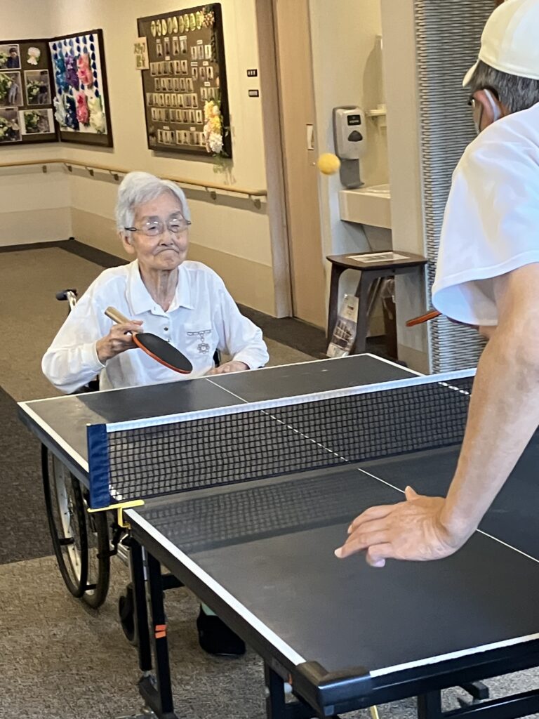 卓球を楽しむ親子