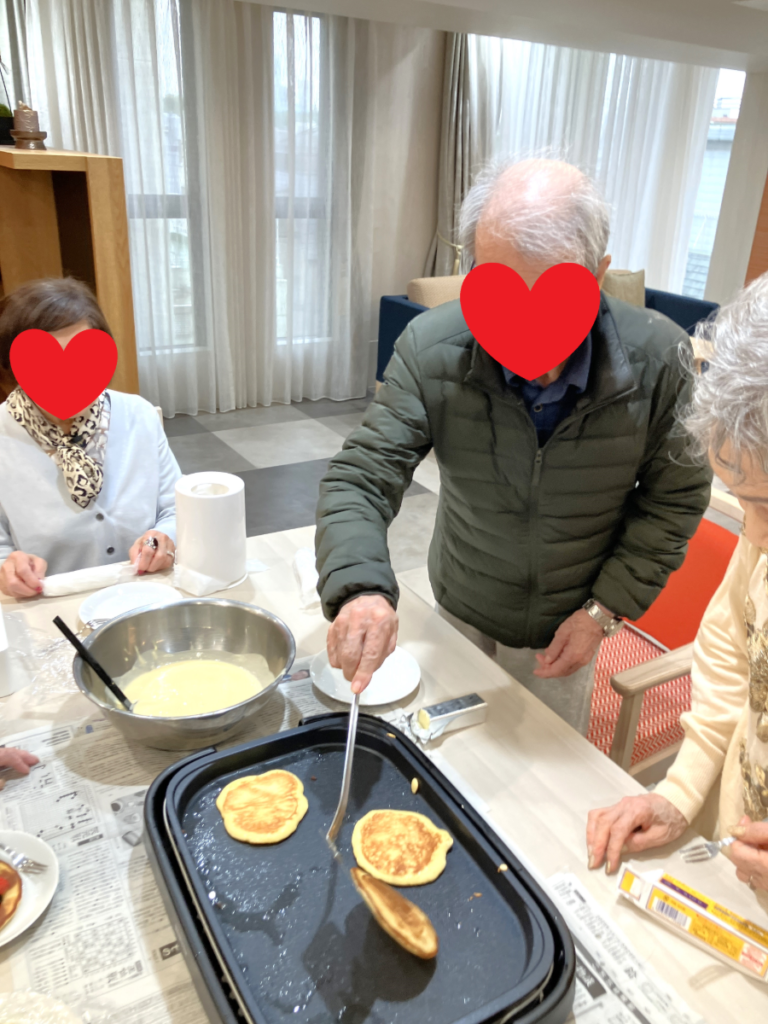 おやつレクリエーションでホットケーキ作り