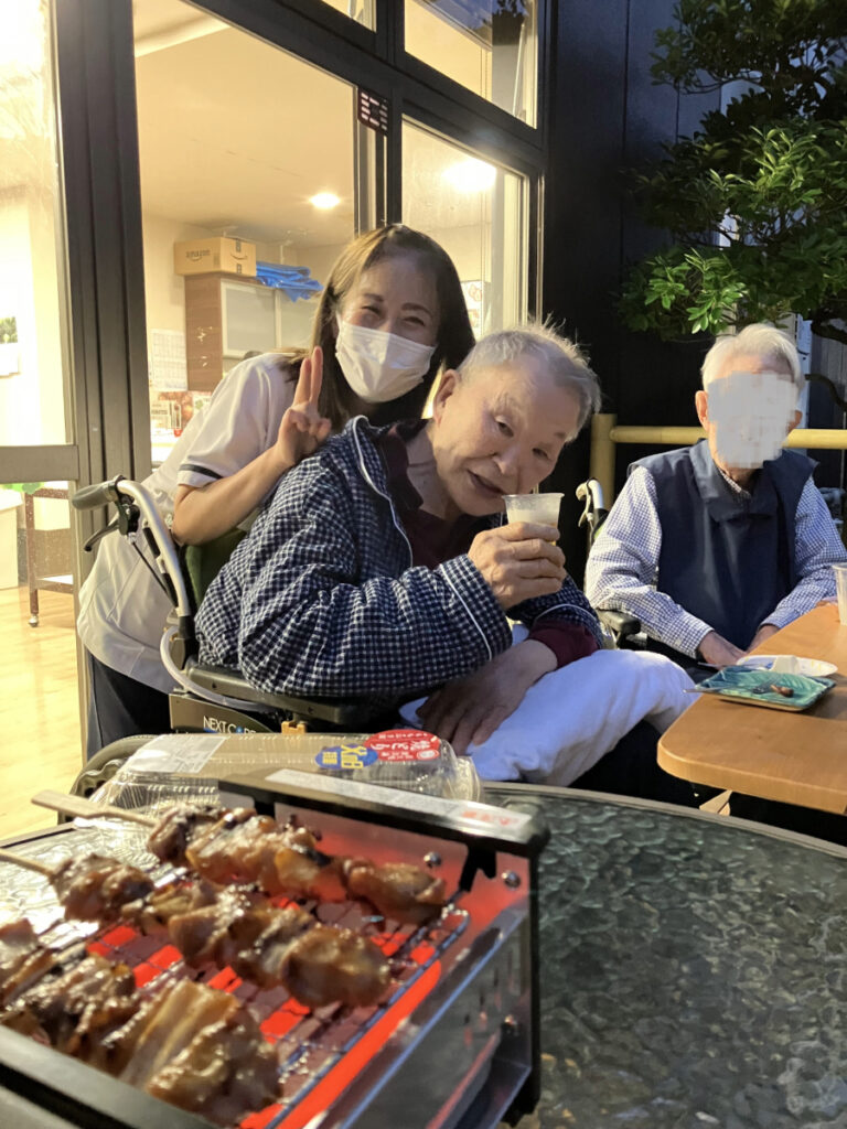 目の前で焼いた焼き鳥で乾杯する様子