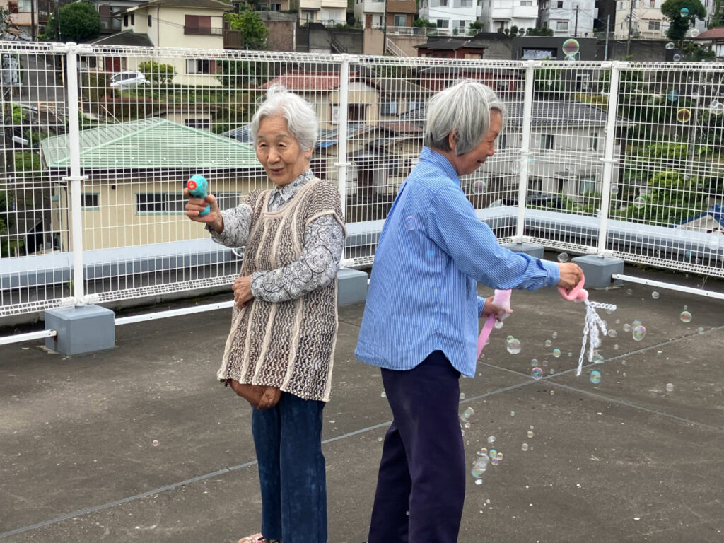 屋上でシャボン玉を楽しむご入居者