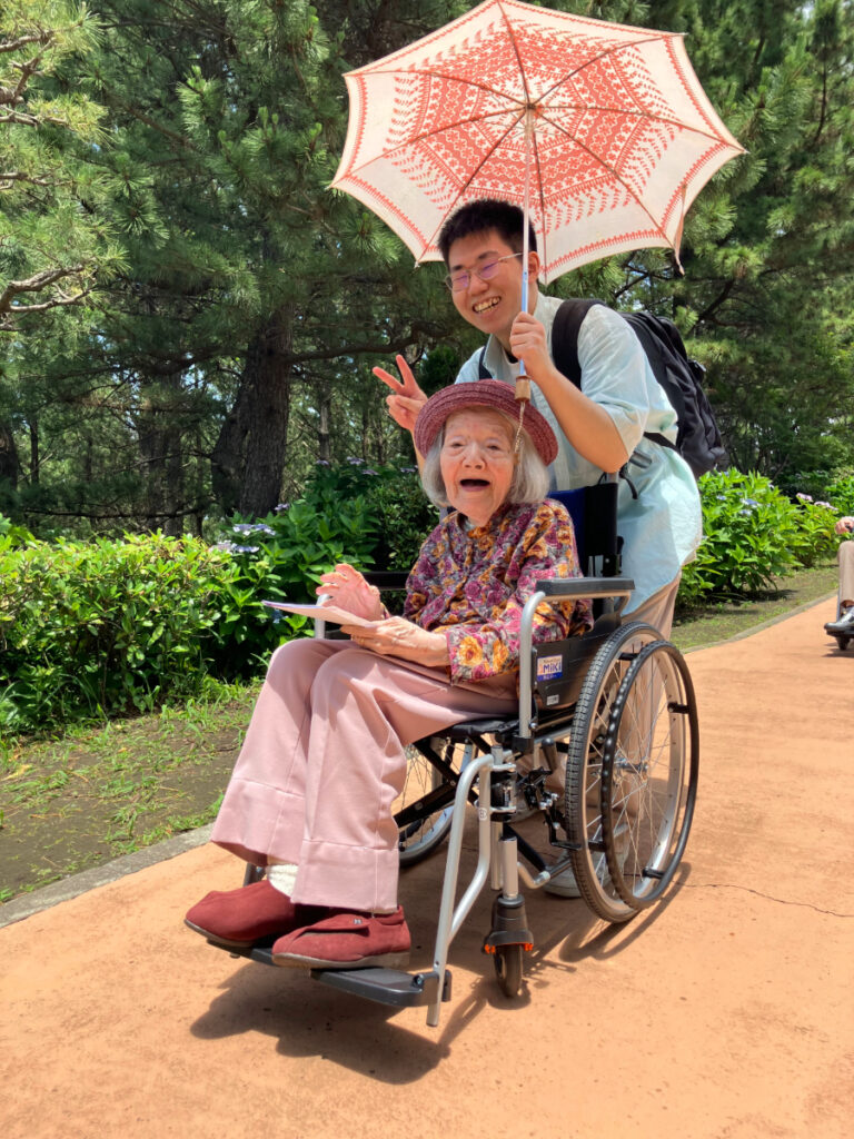 八景島にてあじさい祭りを楽しむ様子