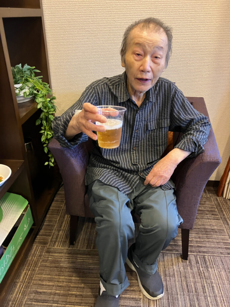 居酒屋レクリエーションで乾杯する様子