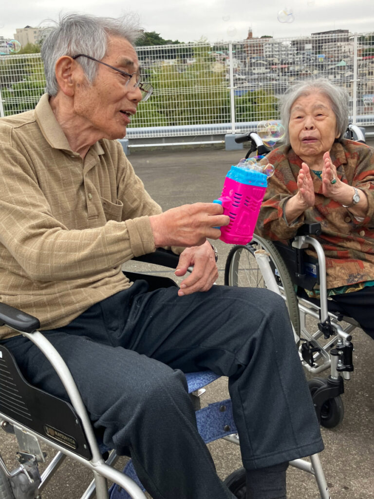 シャボン玉で遊ぶご入居者の様子