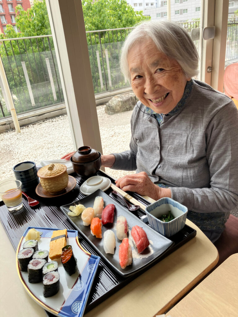 お寿司ランチを楽しむご入居者