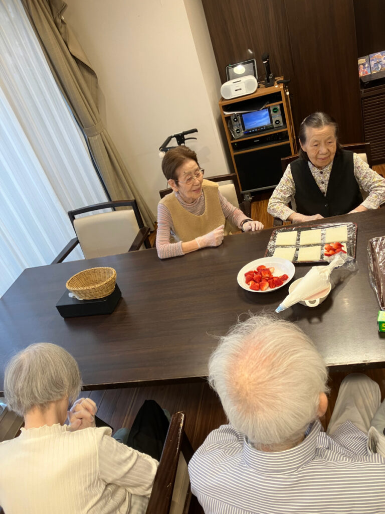 おやつレクリエーション ご入居者同士おしゃべりしながら作る様子