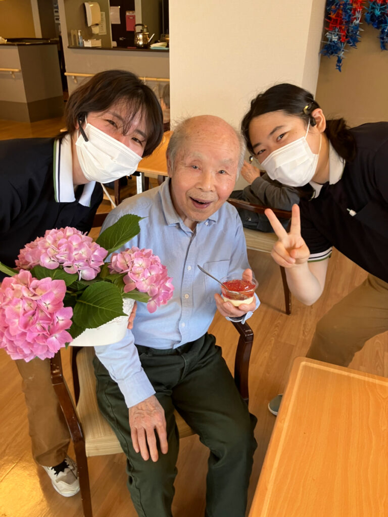作った紫陽花ゼリーにご満足の笑顔