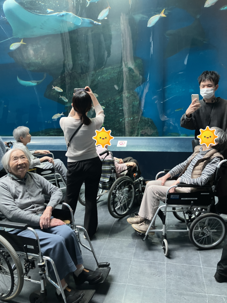 大型水槽の色とりどりの魚たちに興奮する様子。