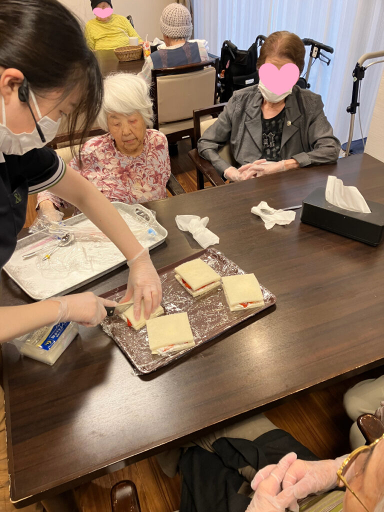 フルーツサンドをカットする様子