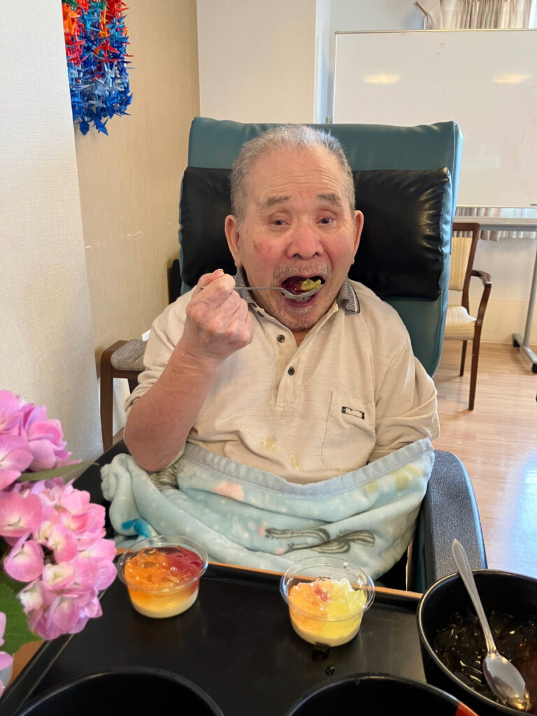 ご自身で作った紫陽花ゼリーを食べるご入居者