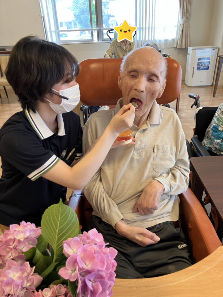 ご自身で作った紫陽花ゼリーを食べるご入居者
