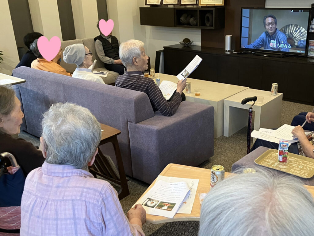 カラオケを楽しむご入居者の様子