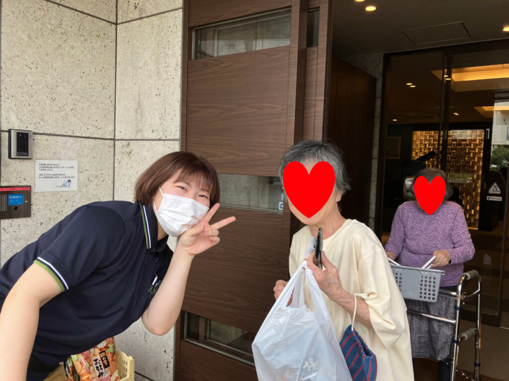 訪問販売でお買い物を楽しむ様子