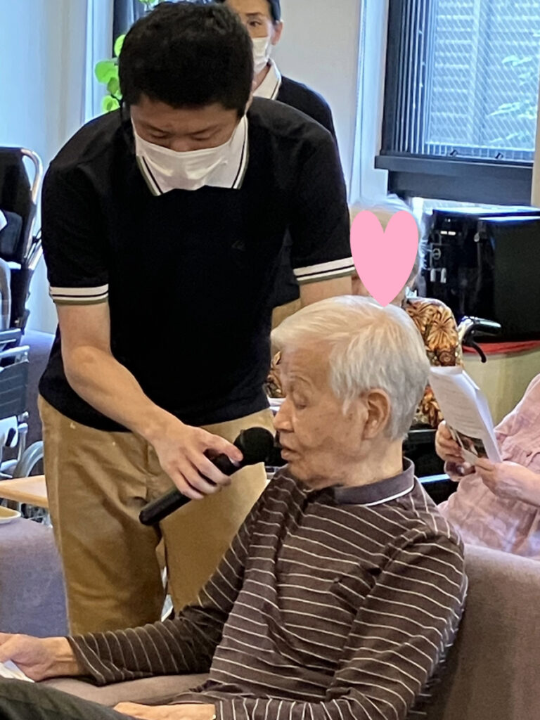 カラオケを楽しむご入居者の様子