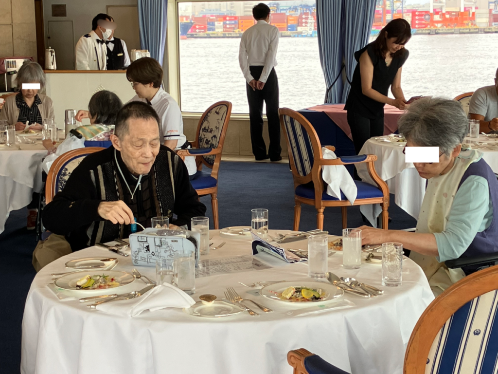 東京湾クルーズでフレンチのランチコースを召し上がる様子