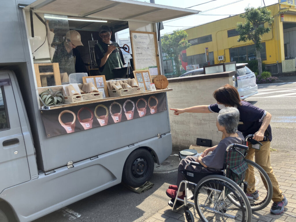 キッチンカーでチュロスを選ぶ様子