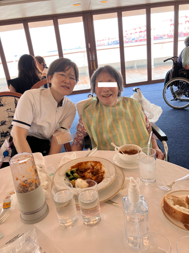 東京湾クルーズでフレンチのランチコースを召し上がる様子