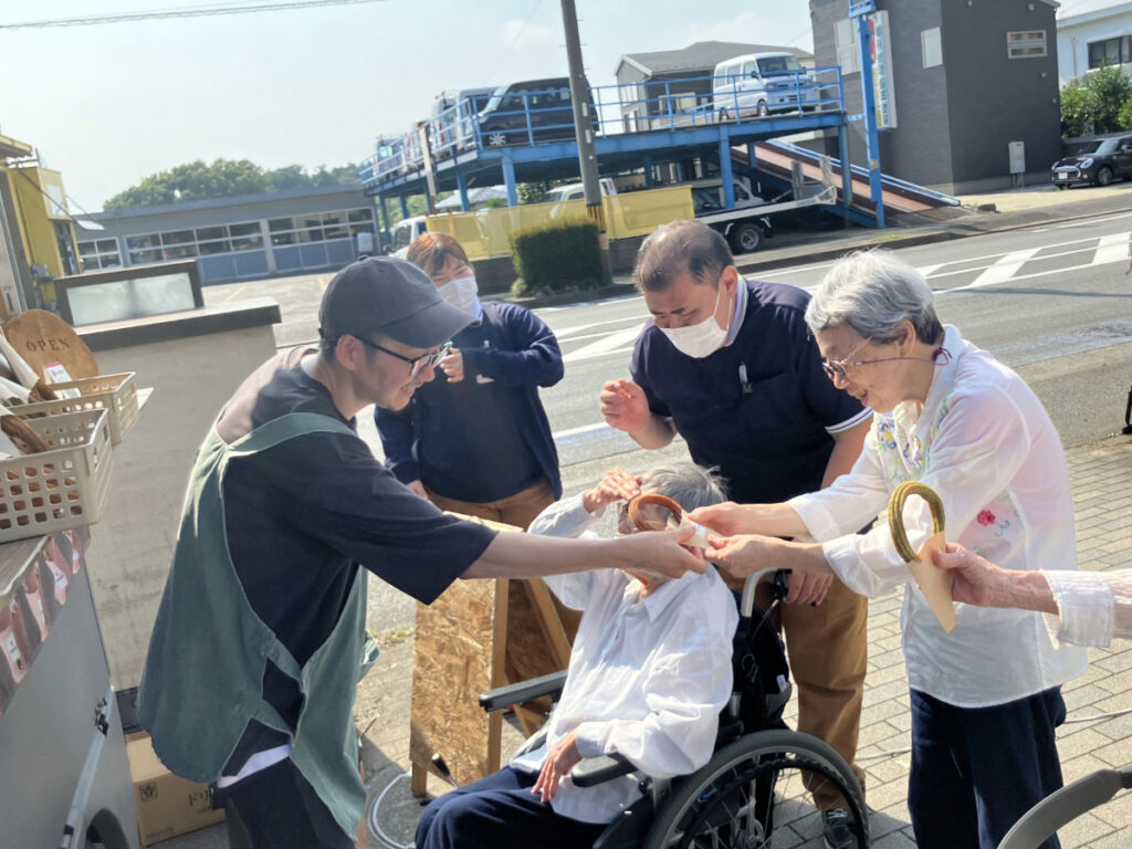 キッチンカーでチュロスを注文受け取る様子
