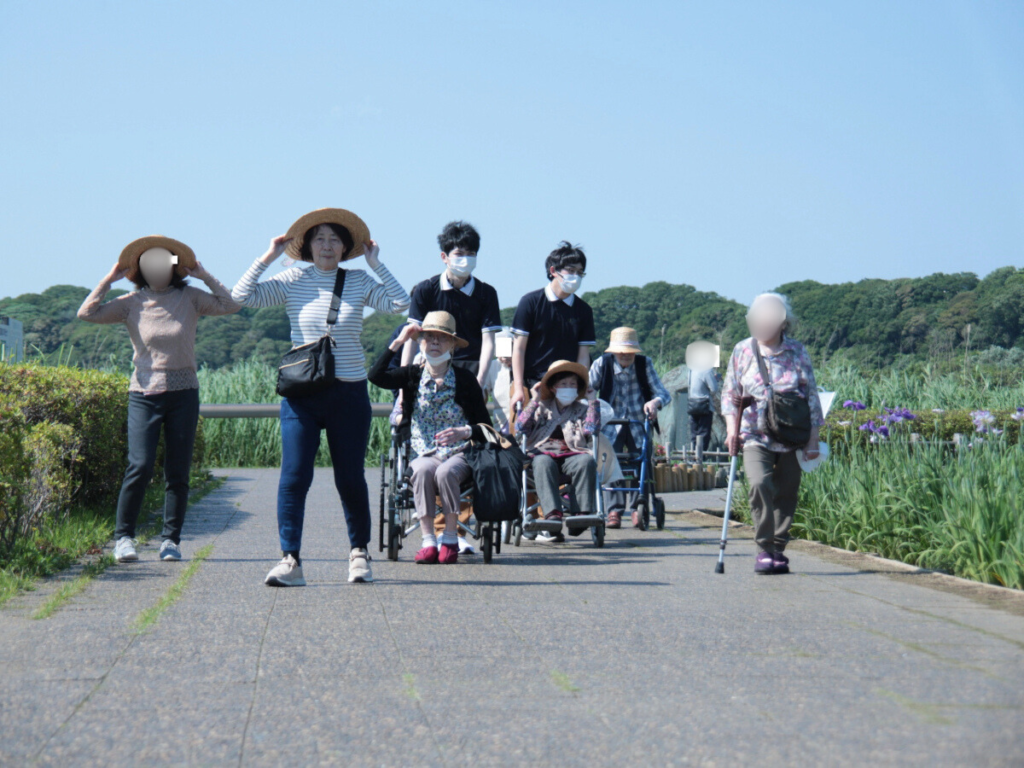小岩菖蒲園で散策の様子