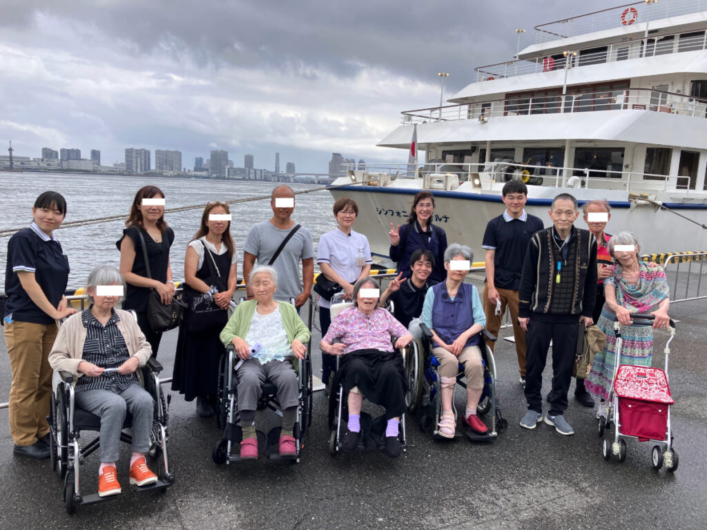 東京湾クルーズ日帰り旅行集合写真
